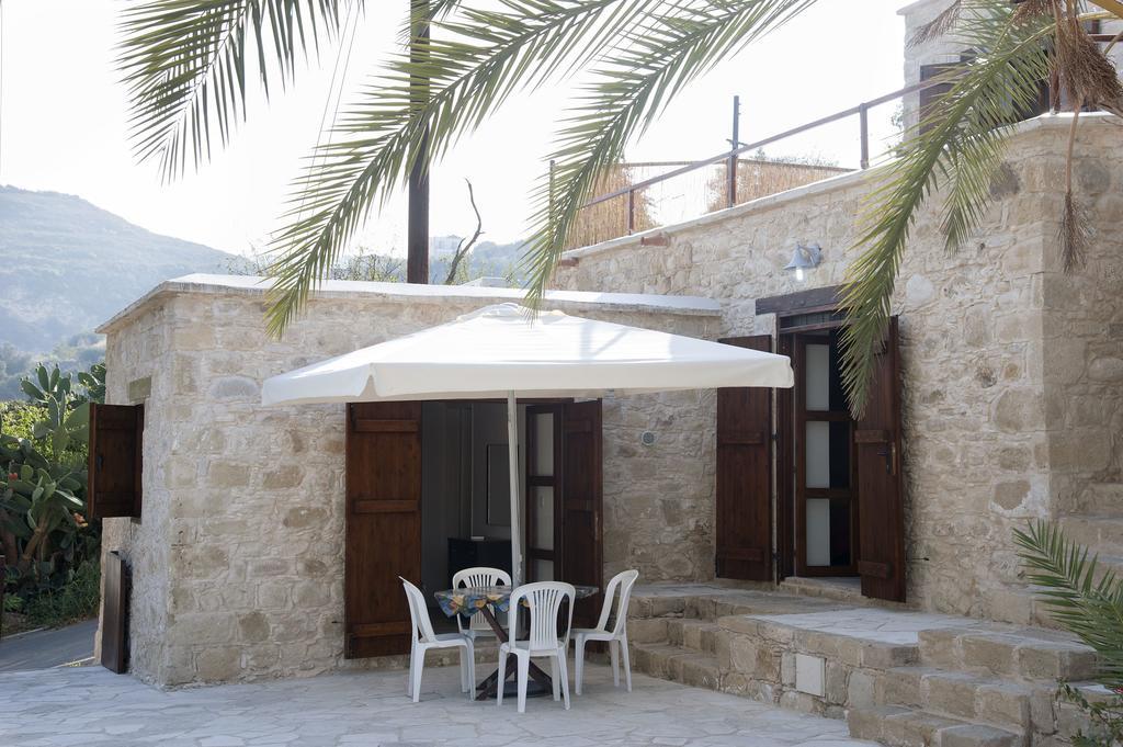 Palm Tree Oriental House And Homestay Polis ภายนอก รูปภาพ